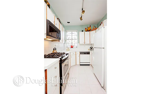 Sold by Douglas Elliman | media 22