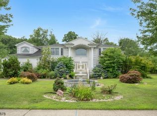 6 Hyer Farm Rd, Roseland, NJ 07068
