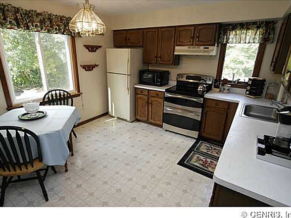 2nd image of 80 Woodridge Trl