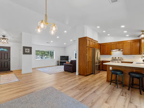 1728 Almaden Dr, Redding, CA 96001