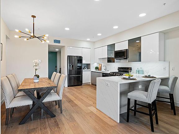 5th image of 820 S Wilton Pl #301