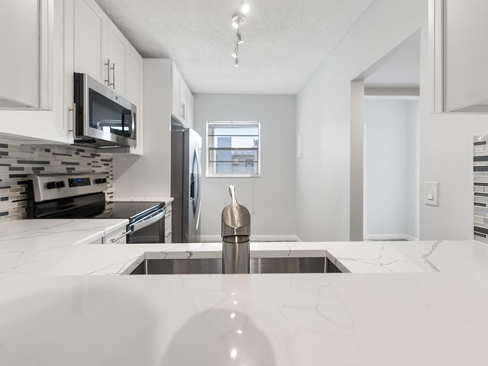 1st image of 2800 SW 22nd Avenue #1060