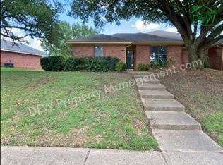 818 Summit Dr, Desoto, TX 75115