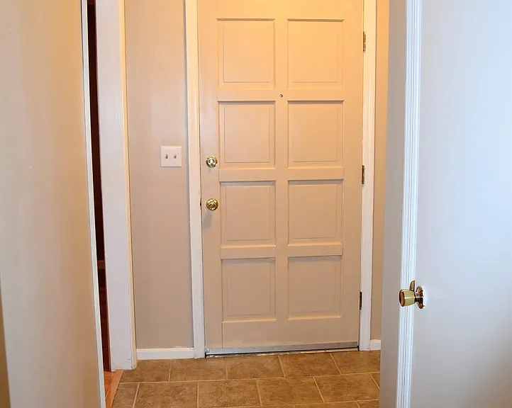 2105 Hobson Ct — Photo 4
