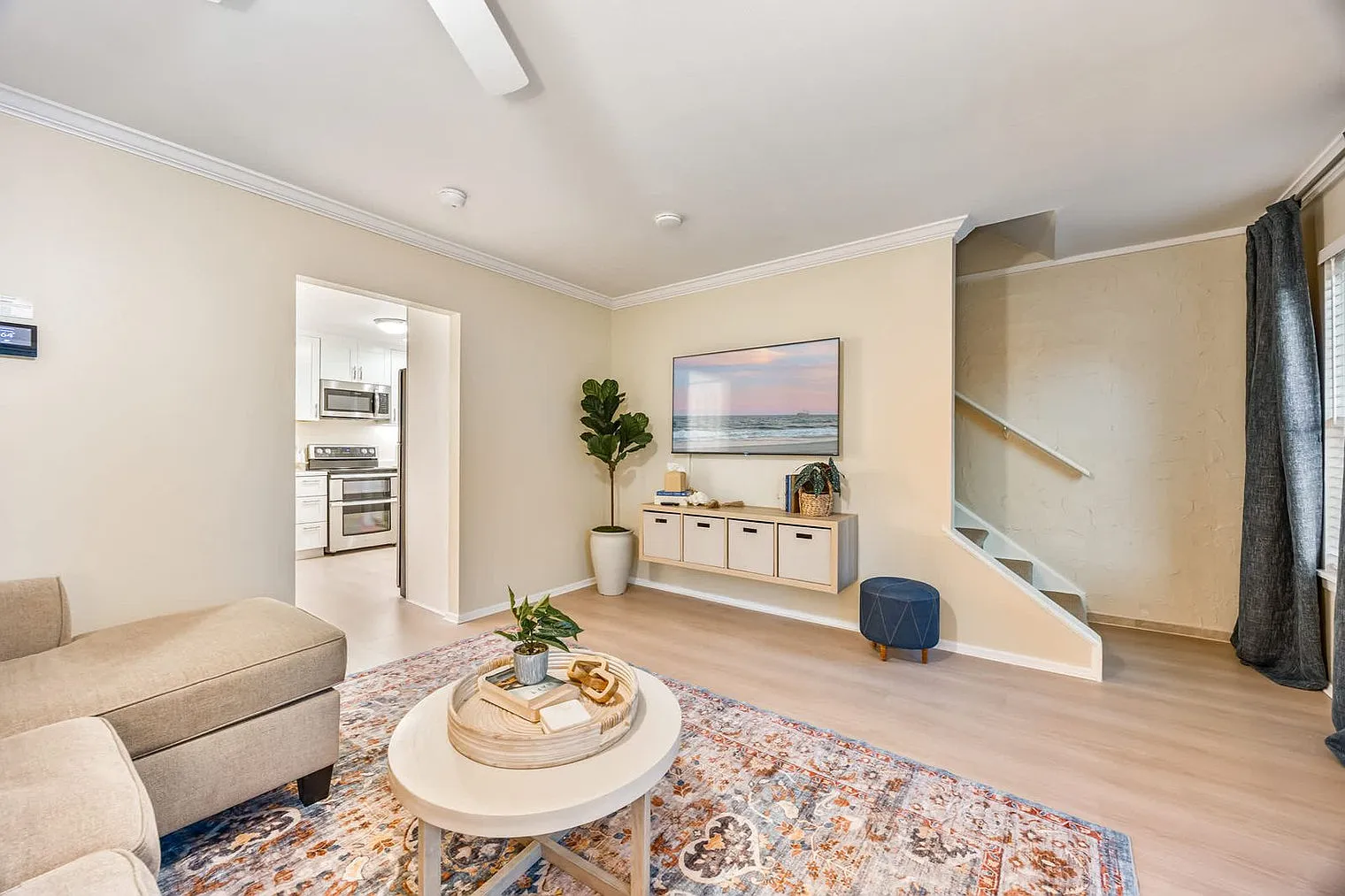 2 bed, 1.0 bath, 968 sqft, $2,327 — Photo 2
