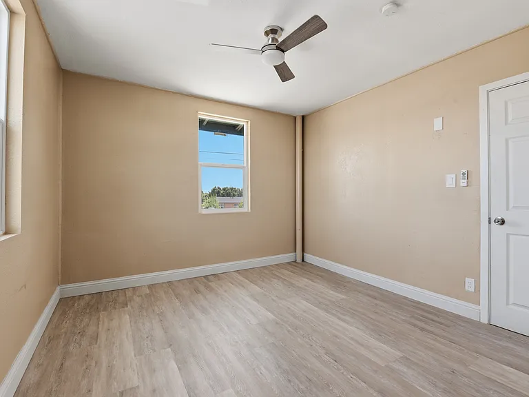 1643 E 6th St #1643 — Photo 13