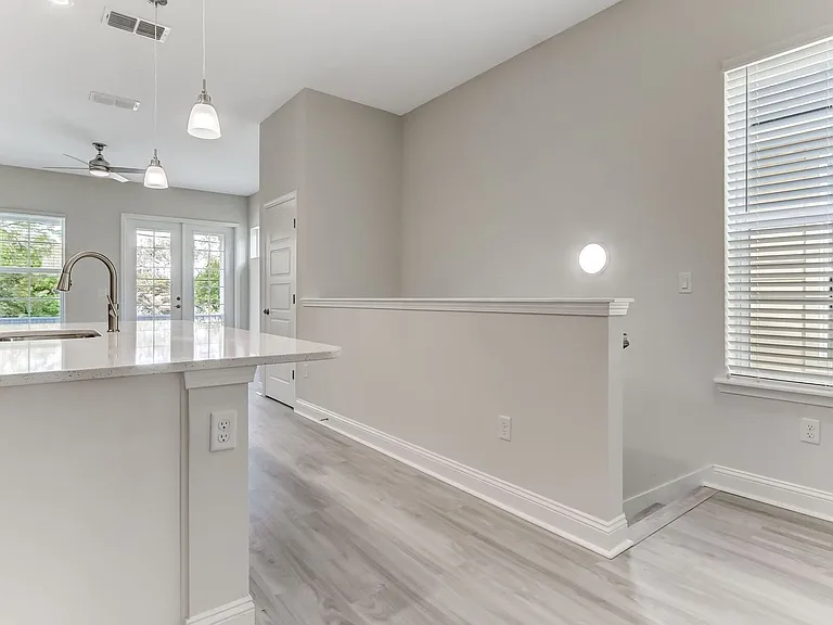 424 S 8th St — Photo 22