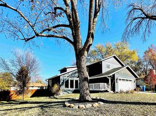 1110 Crest Rd, Papillion, NE 68046