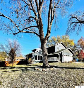 1110 Crest Rd, Papillion, NE, 68046