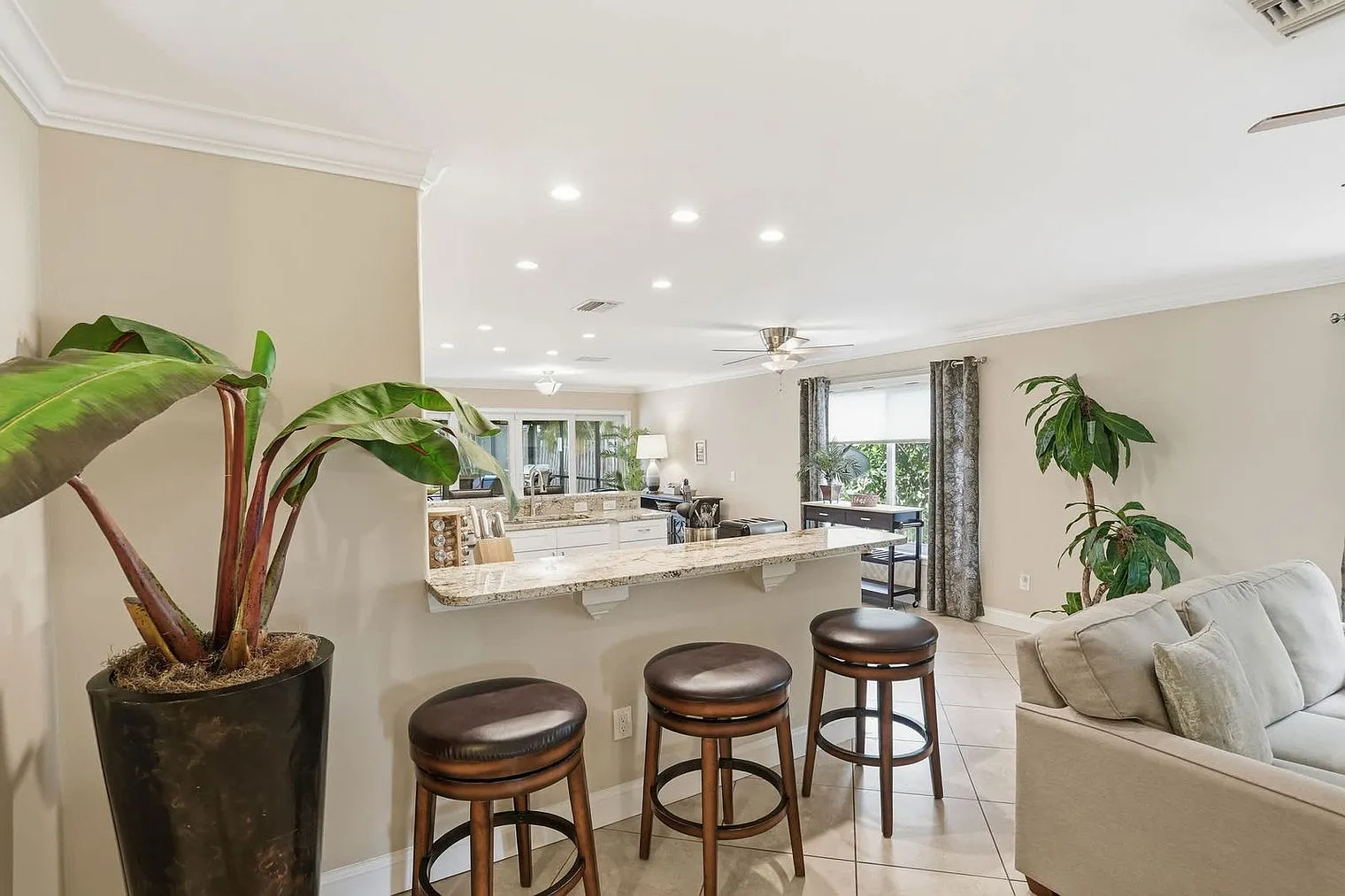 3 bed, 2.0 bath, 1571 sqft, $5,517 — Photo 3
