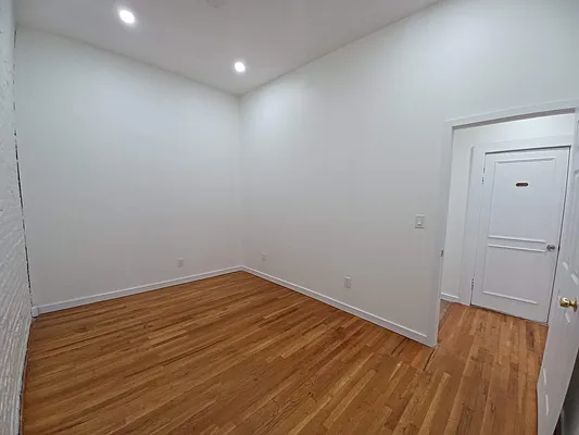 Bedroom, photo 1