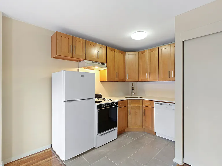 325 W 51st St #4C — Photo 3