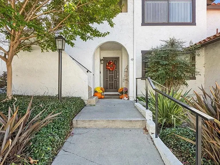 49 Mission Plaza Dr — Photo 1