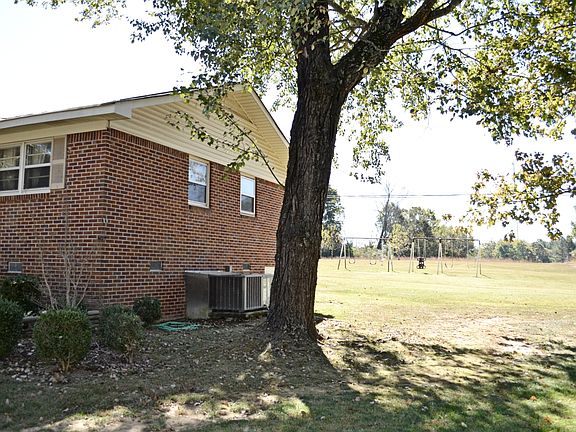 3rd image of 202 Underwood Dr
