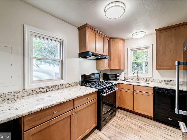 2425 Fort Dr — Photo 7
