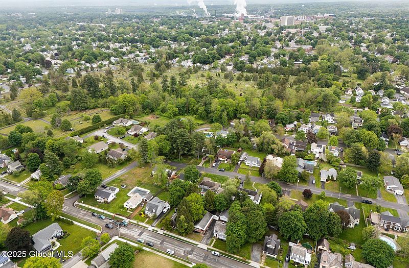 4th image of 41 Webster Avenue