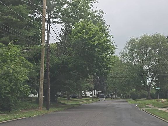 4th image of 256 Springdale Ter