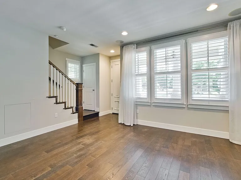 156 Linfield Dr — Photo 6