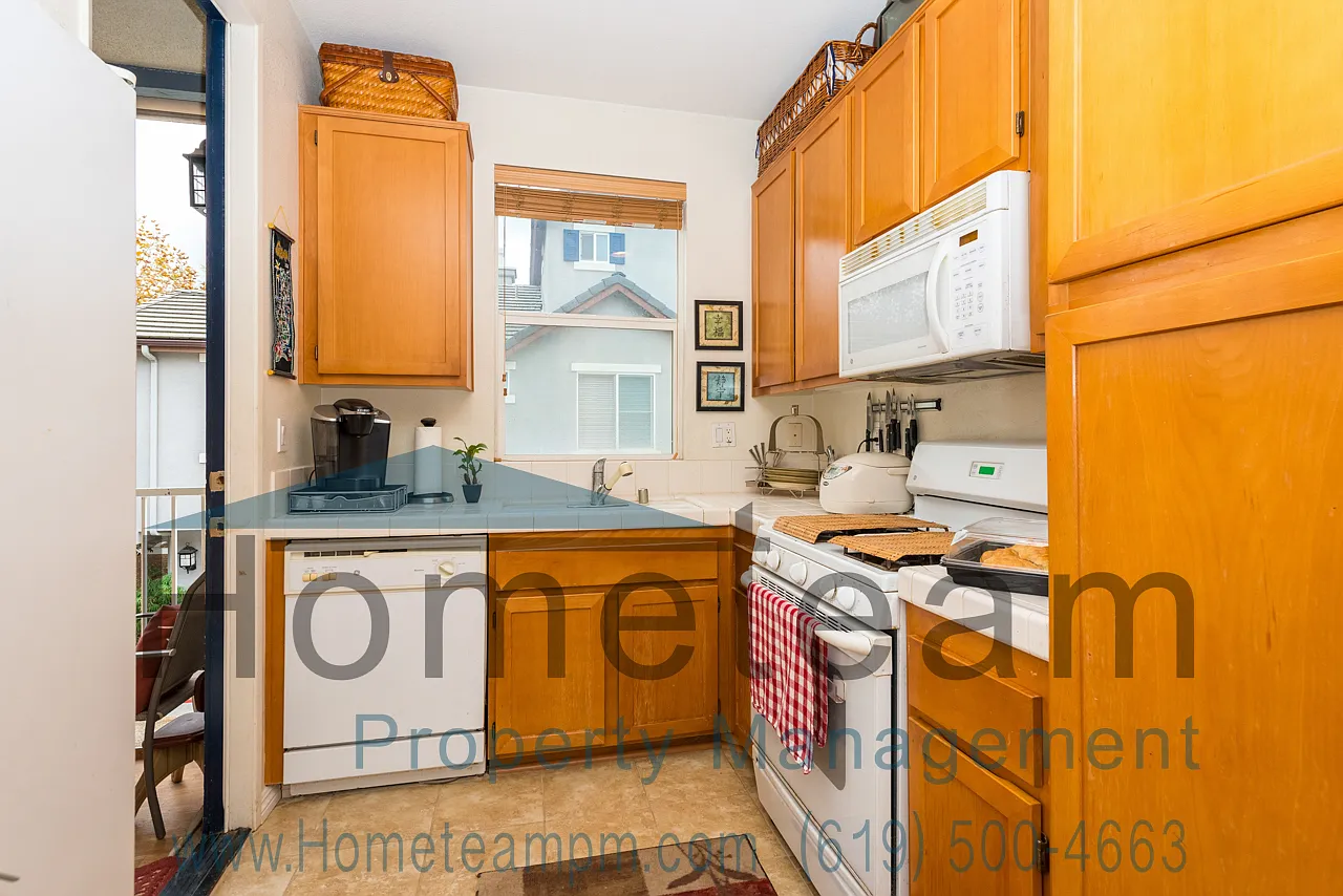2 Br/2.5 Ba 964 Sqft Eastlake/ Chula Vista Condo — Photo 1