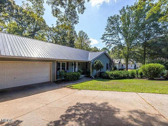 4th image of 415 Pecan Cir