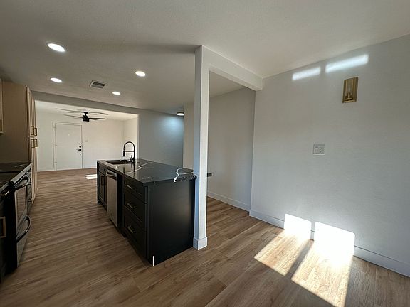 5th image of 1032 E Hassett Ave