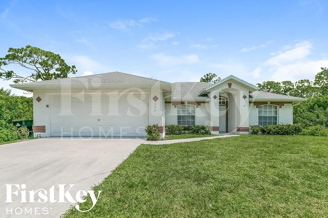 3 bed, 2.0 bath, 1213 sqft, $2,120 — Photo 1