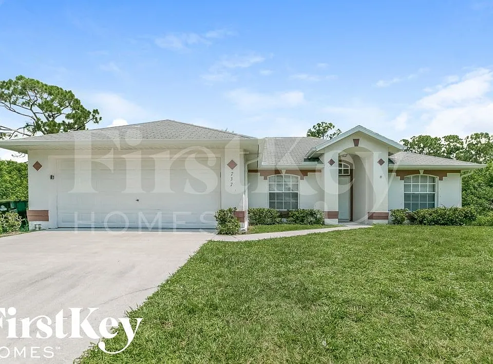 737 Coconut St SE
