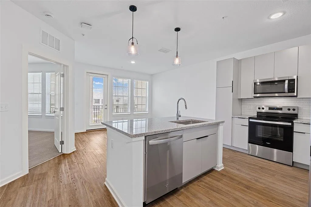 1 bed, 1.0 bath, 803 sqft, $1,565 — Photo 3
