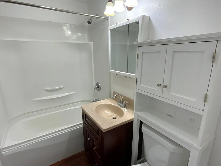 822 Broadway St — Photo 11
