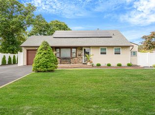 14 Dartmouth Dr, Bay Shore, NY 11706