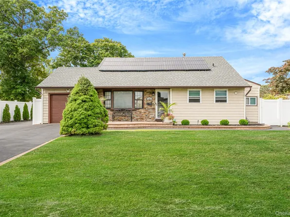 14 Dartmouth Drive, Bay Shore, NY 11706