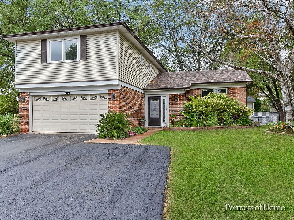 Great curb appeal on this home located on a CUL-DE-SAC!
