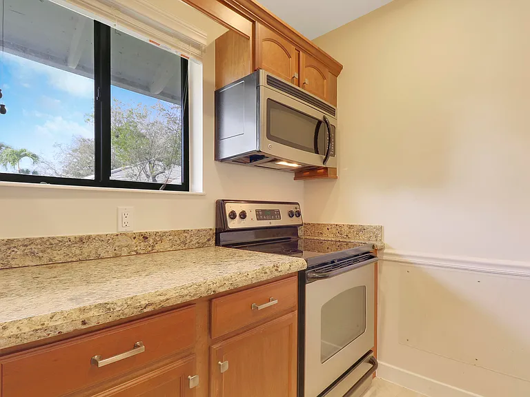 706 Club Dr — Photo 8
