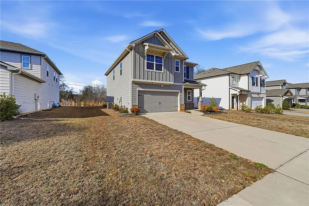 5 bed, 2.5 bath, 2500 sqft, $2,400 — Photo 2