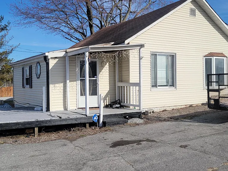1493 W County Line Rd — Photo 2