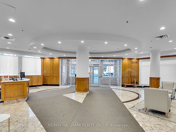 4th image of 242 Rideau St #803