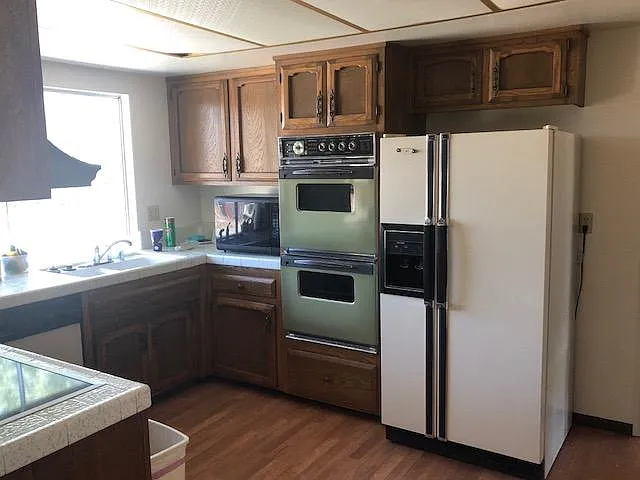 Microwave & Garbage Disposal in Kitchen
