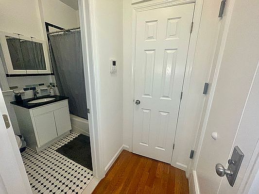 5th image of 220 E 36th St APT C4