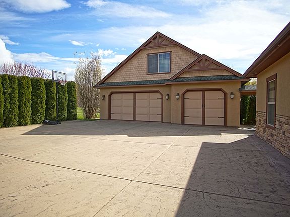 2nd image of 2620 Wainwright Pl