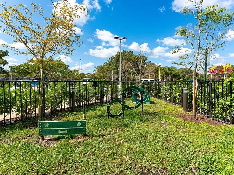 Metropolitan Coral Springs — Photo 3
