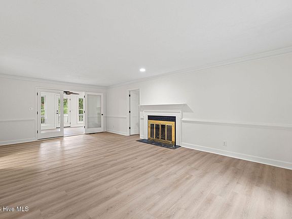 4th image of 936 Deercrest Circle