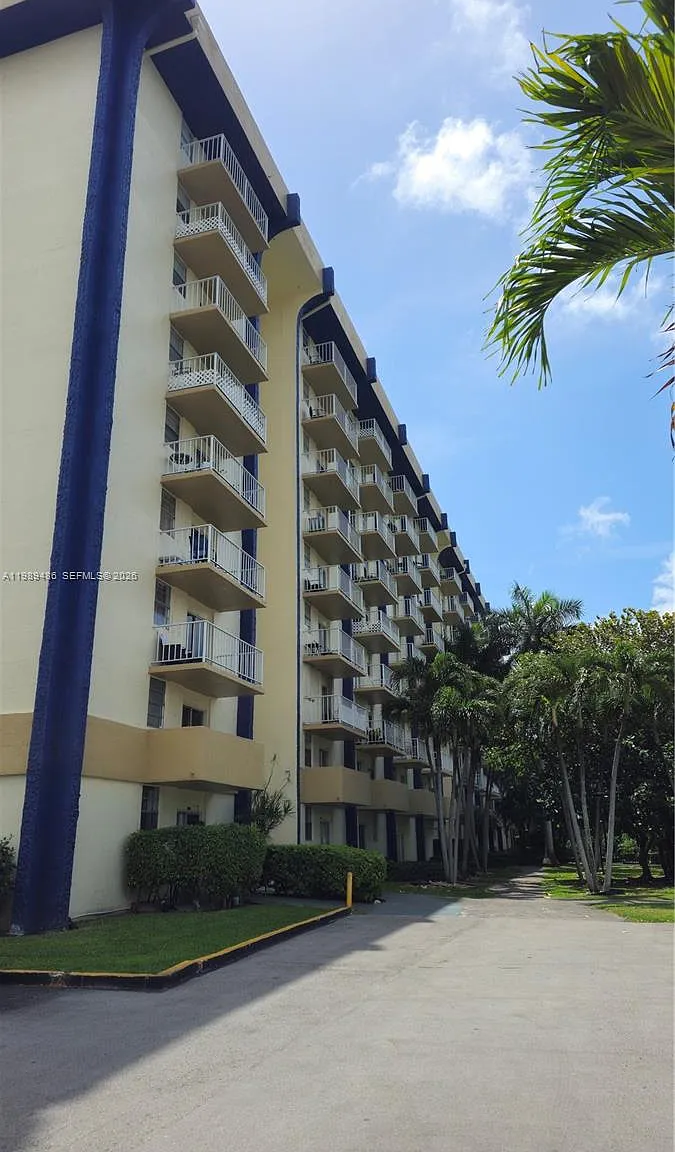Yolanda Villas Condo — Photo 2