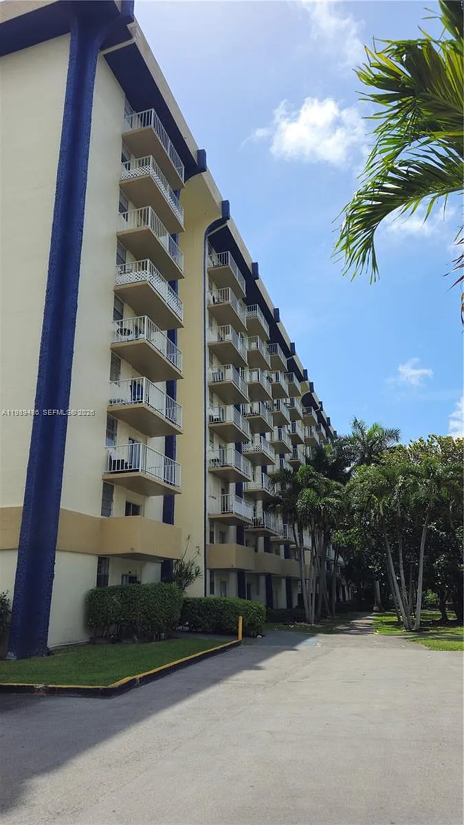 Building Photo - 4550 NW 9th St #505E
