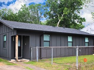 906 E Live Oak St, Lockhart, TX 78644