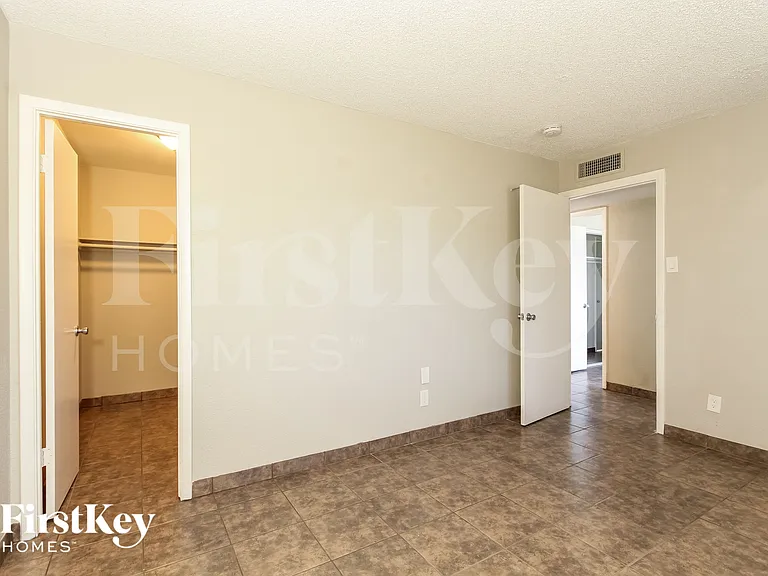 13857 N 48th Ave — Photo 10