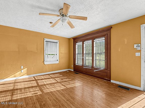 3rd image of 2303 Belvedere Dr