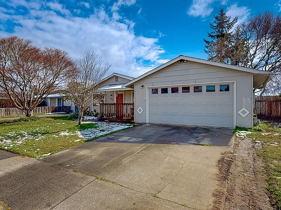 2nd image of 1822 Holly Dr