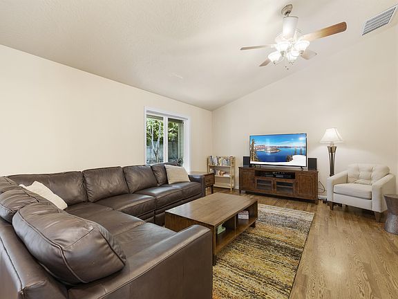 4th image of 3034 Colonial Ave