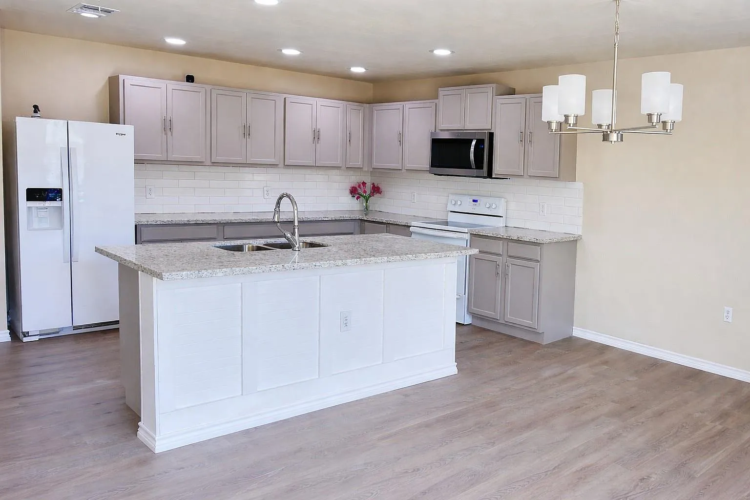 3 bed, 2.5 bath, 2019 sqft, $2,200 — Photo 4