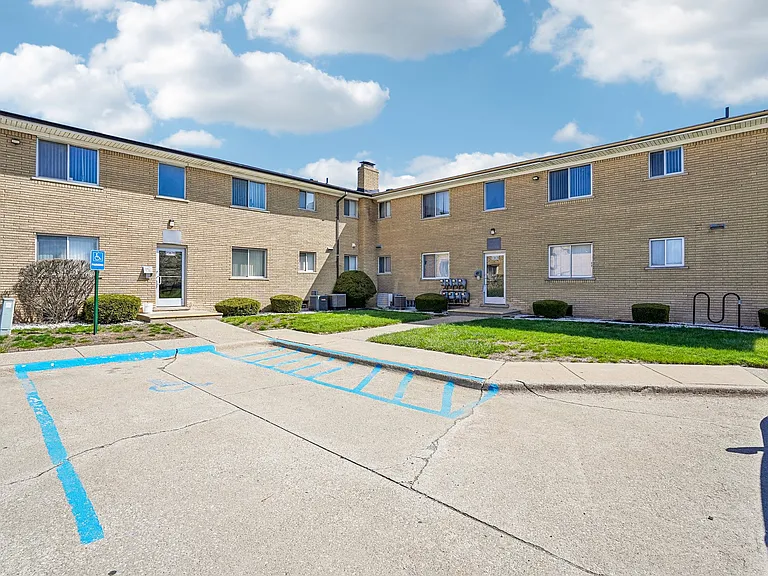 Rivercrest Apartments — Photo 113